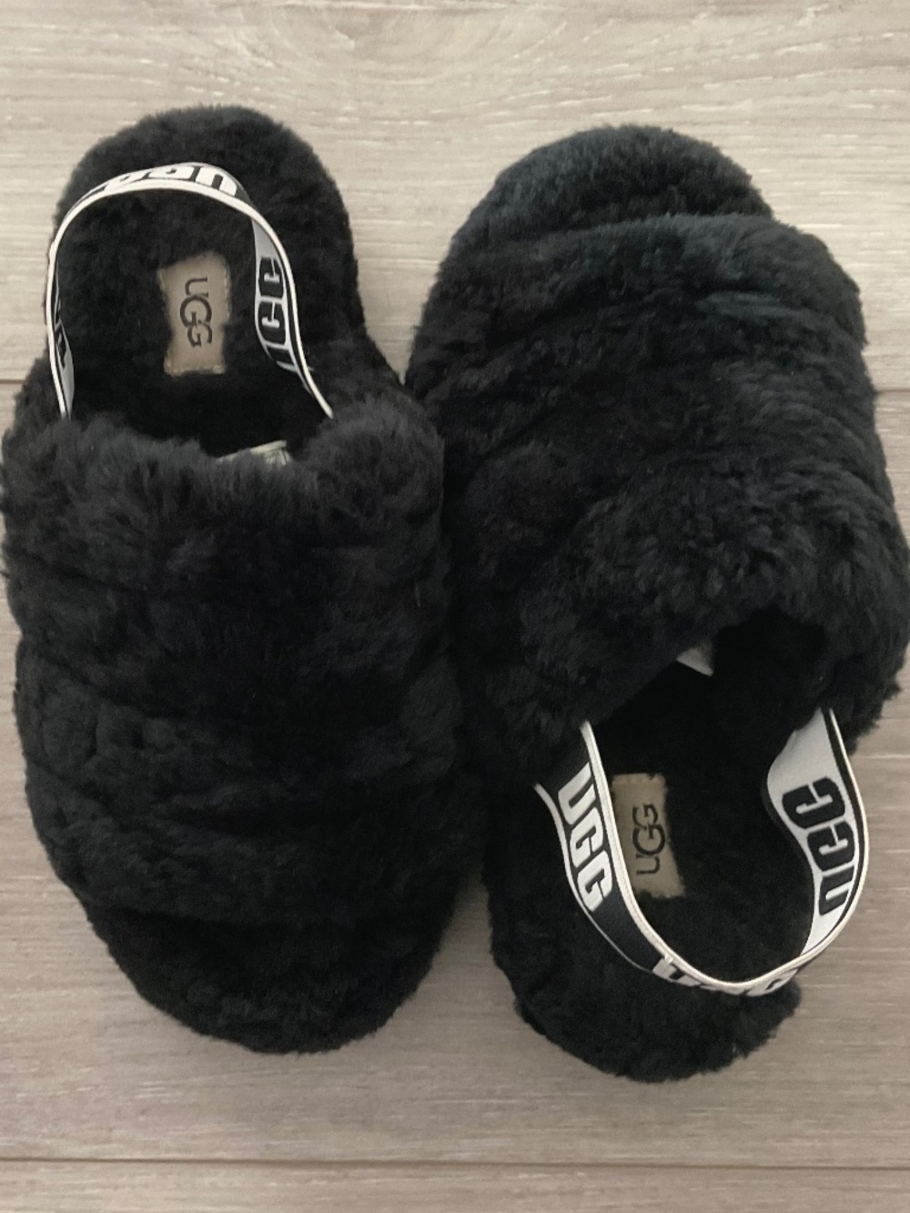 UGG Fluff Yeah in Black Size 7